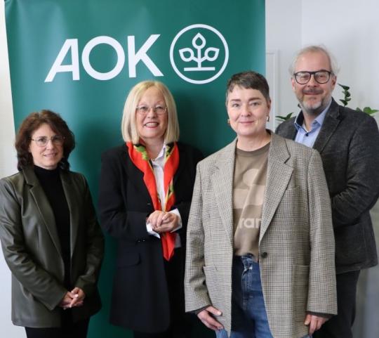 Im gemeinsamen Austausch (v.l.n.r.): Alexandra Krist, Geschäftsbereichsleiterin Pflege AOK Bayern, Dr. Irmgard Stippler, Vorstandsvorsitzende AOK Bayern, Christiane Lehmacher-Dubberke, Geschäftsführerin DBfK Südost und Dominik Schirmer, Bereichsleiter Politik und Verbraucherschutz AOK Bayern. (Foto: AOK Bayern/ Dr. Christine Pander)