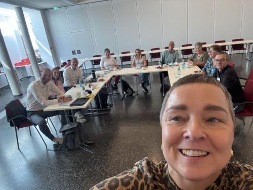 Die Teilnehmenden der Strategieklausur am St.-Elisabeth-Krankenhaus Leipzig, unter anderem Evelin Krolopp, Referentin beim DBfK Südost; im Vordergrund Christiane Lehmacher-Dubberke, Geschäftsführerin des DBfK Südost