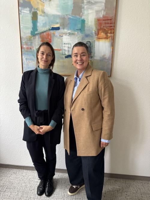 Tina Rudolph (SPD), Staatssekretärin im Thüringer Ministerium für Soziales, Gesundheit, Arbeit und Familie, und Christiane Lehmacher-Dubberke, Geschäftsführerin DBfK Südost (v. l.)