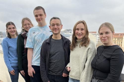 Julia Slesaczeck, Anna-Katharina Schilling und Julius Dubberke (alle AG Junge Pflege Südost), Clemens Regenbrecht (Vorsitzender des Sächsischen Pflegerates), Tanja Gebauer und Marie Ullbrich (Koordinatorinnen der AG Junge Pflege Südost, v.l.)