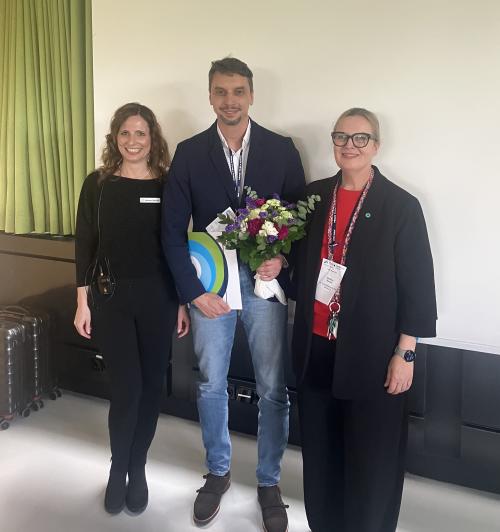 Simone Dietrich (stellv. Akademiedirektorin der Bayerischen Pflegeakademie und Moderatorin), der Gewinner des Publikumspreises Slavko Nestorovic und Stefanie Renner (stellv. Geschäftsführerin des DBfK Südost und Hauptorganisatorin)
