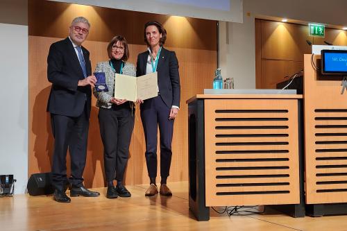 Die Präsidentin der Deutschen Gesellschaft für Chirurgie, Prof. Dr. Christiane Bruns (im Bild r.), und der Generalsekretär, Prof. Dr. Thomas Schmitz-Rixen (l.), übergaben das Siegel als Zeichen der Verbundenheit an den DBfK und Bernadette Klapper. 