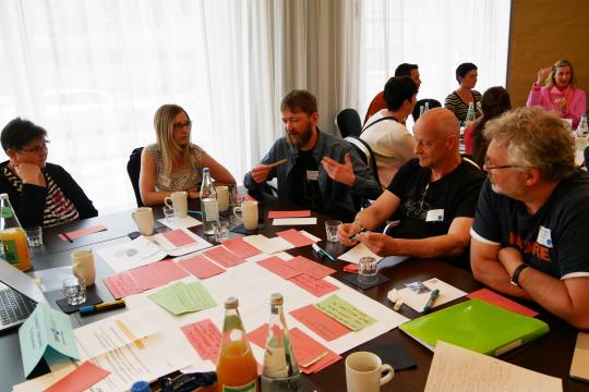 Engagierte Diskussionen zu möglichen Veränderungsprozessen führten die Delegierten beim World Café.