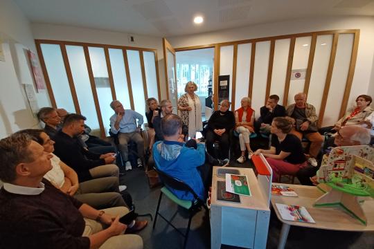 Teilnehmende der BMC-Reise im Gespräch mit Mitarbeitenden des Maison de Santé.