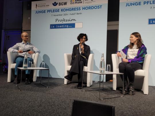 Johannes Wünscher, Vera Lux und Lydia Labuhn (v.l.) beim Junge Pflege Kongress des DBfK Nordost.