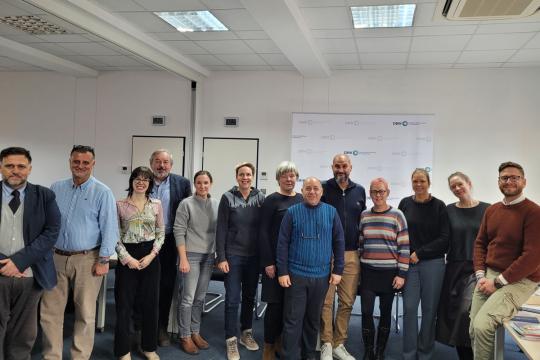 EEN-Treffen in Berlin mit (v. l.) Walter de Caro (Italien), Joseph Camilleri (Malta), Flavia Munn (Großbritannien), Gyorgy Madarasz (ICN), Kerstin Meisterl (Österreich), Ivonne Köhler-Roth (DBfK), Eva Agge (Finnland), Alexander Lautier, William Grech (bd. Malta), Lotte Havemann, Kristine Jul Andersen, Lone Schaumann (alle Dänemark) und Massimiliano di Carlo (Italien).