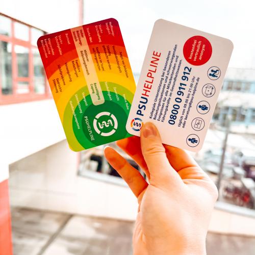 Infomaterialien und Taschenkarten können über info@psu-akut.de bestellt werden.