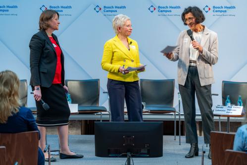 DBfK-Präsidentin Vera Lux (r.) fasste mit Katja Vonhoff (l.), Leiterin des Robert Bosch Centrums für Innovationen im Gesundheitswesen, und Moderatorin Susanne Kluge die Erkenntnisse des Tages zusammen.