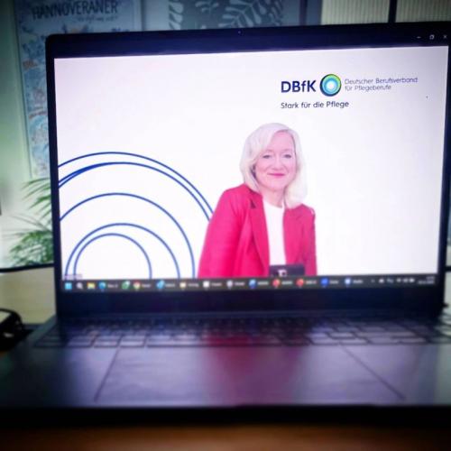 Sabine Brase, Co-Sprecherin der BAG Pflegemanagement, führte gemeinsam mit Jörg Kurmann durch den Webtalk. 