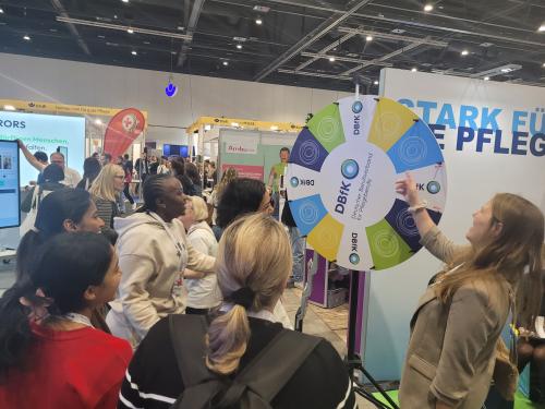 Gute Laune am DBfK-Glücksrad. 