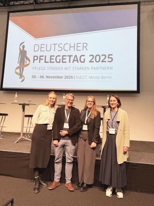 Die Diskussionsrunde zum Thema Nachhaltigkeit mit (v.l.) Victoria König (Fachgesundheitspflegerin Intensiv und Anästhesie und AG Nachhaltigkeit im DBfK), DBfK-Referent und Moderator Ingo Böing, DBfK-Referentin Sarah Fliesgen und Claudia Schlüfter (Fraunhofer-Institut).  