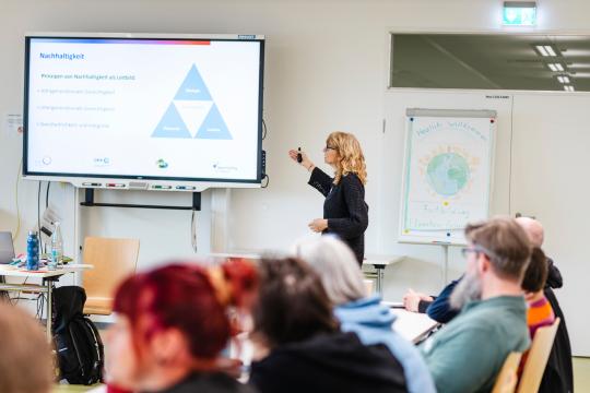 Das Förderprojekt BBNE-PfleGe bietet Fortbildungen zur Nachhaltigkeit in Gesundheitsberufen.