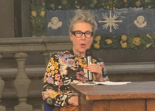 Baroness Prof. Dr. Anne Marie Rafferty bei der EFNNMA-Konferenz in Florenz. Sie ordnete in ihrer Keynote die Entwicklung der pflegerischen Verordnungsbefugnis wissenschaftlich ein.