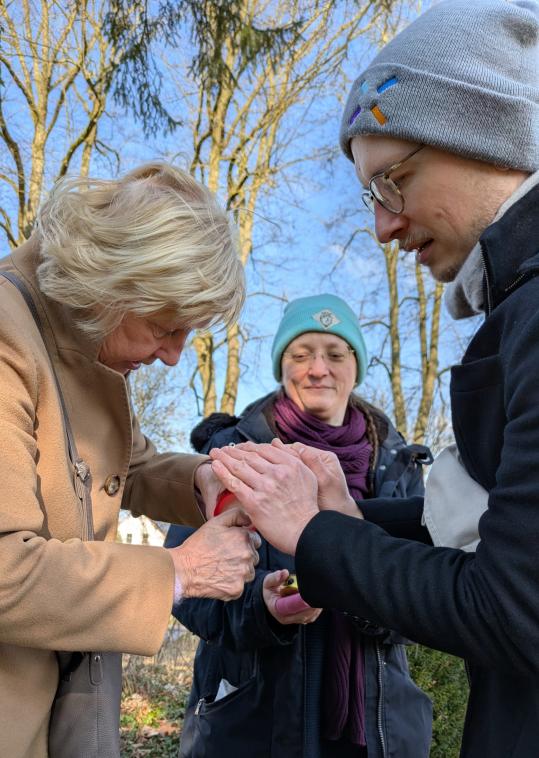 Christel Bienstein, Prof. Dr. Anja Katharina Peters und Johannes Wünscher am Grab von Agnes Karll in Gadebusch