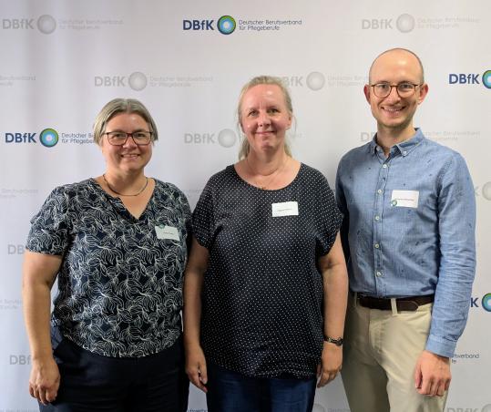 Dagmar Möbius (Mitte) mit Heike Prestin (Geschäftsführerin DBfK Nordost) und Johannes Wünscher (Vorsitzender DBfK Nordost).