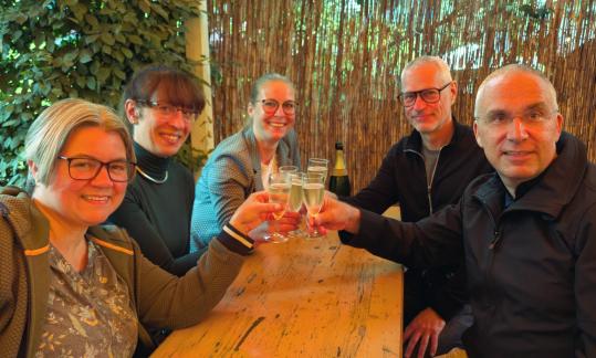 DBfK Nordost-Geschäftsführerin Heike Prestin bedankte sich bei der AG und stieß mit einigen Mitgliedern auf die nächsten 25 Jahre an.