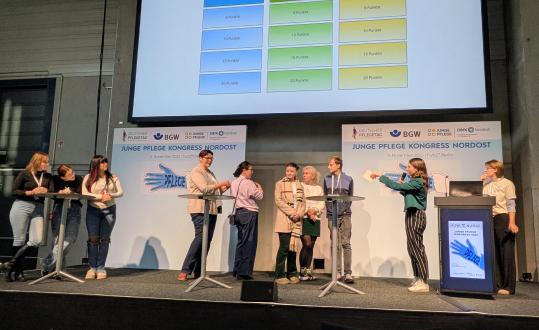 Lydia Labuhn (2.v.r.), AG-Koordinatorin Nordost und Mitglied der Lenkungsgruppe Junge Pflege im DBfK, moderiert die Quizshow „Wer wird Kompetenzprofi?“