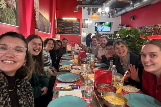 Die Reisegruppe des DBfK Nordwest zu Tisch mit den englischen Kolleg:innen.