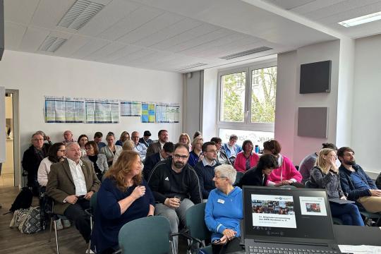 Mitgliederversammlungen im DBfK Nordwest sind nicht nur Wahl- und Beschlussforum, sondern auch eine gute Gelegenheit zum Austausch untereinander: Impression von der 51. Mitgliederversammlung im April 2024 in der Regionalvertretung West in Essen.