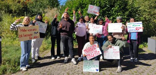 Der Ausbildungskurs ‚April 24‘ des Marienhospitals Stuttgart hat sich im berufspolitischen Unterricht auf eine Protestaktion in Stuttgart vorbereitet und eine Fotoaktion durchgeführt. Foto: Marienhospital Stuttgart